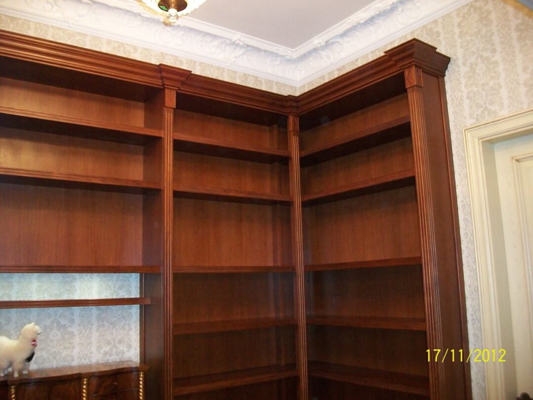 Шкаф-библиотека в классическом стиле