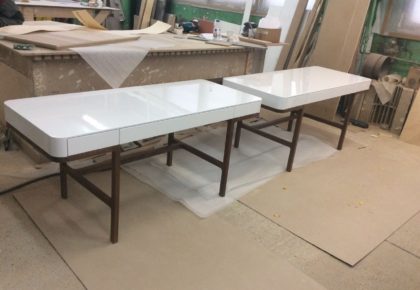 Лакированные столы с ящиками