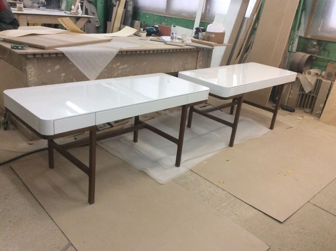 Лакированные столы с ящиками