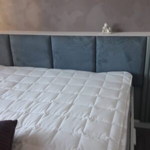 Кровать с встроенными розетками и мягким изголовьем голубая