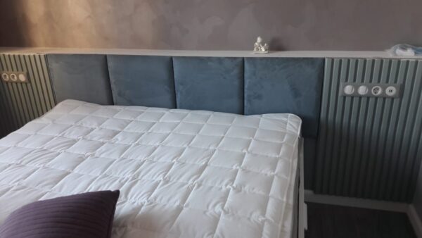Кровать с встроенными розетками и мягким изголовьем голубая