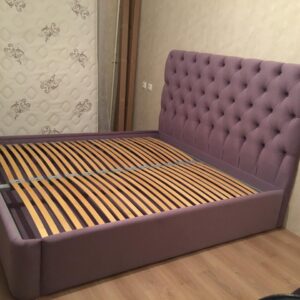Кровать с мягким изголовьем лиловая