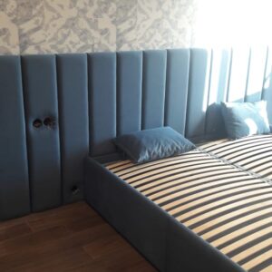 Кровать с встроенными розетками и мягким изголовьем синяя