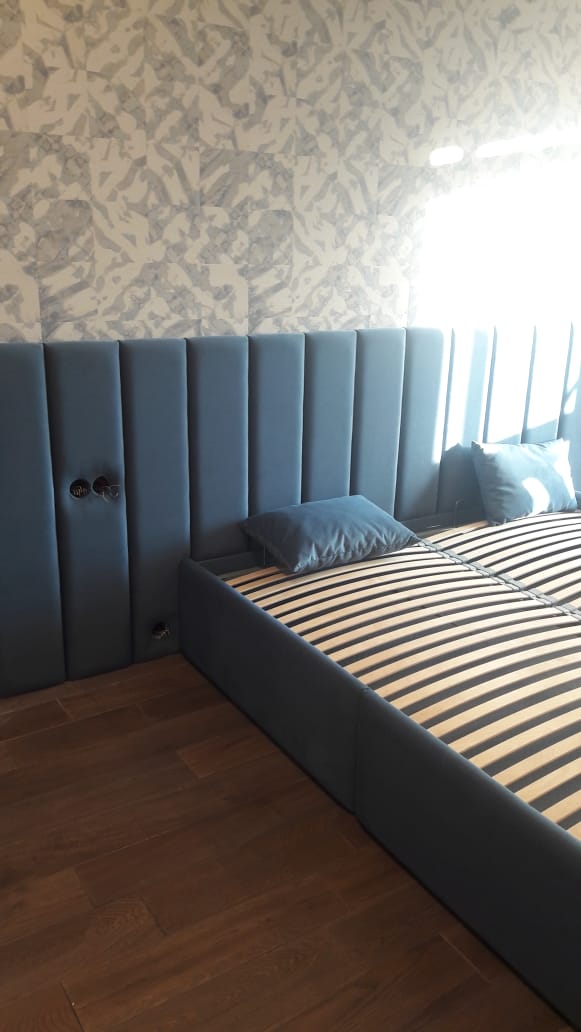 Кровать с встроенными розетками и мягким изголовьем синяя