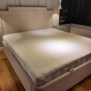 Кровать с мягким изголовьем кремовая