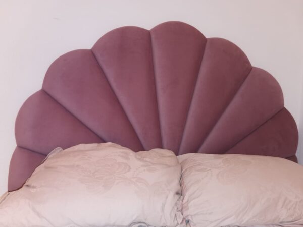 Кровать с мягким изголовьем розовая